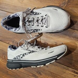 Brooks Ghost 15 Sneakers in Grey, White and Black